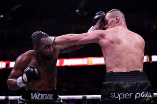 Viddal Riley (left) lands on Mateusz Masternak